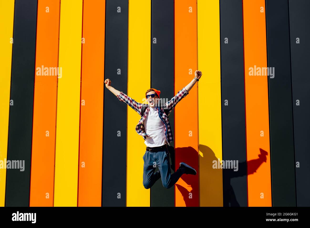 Ho vinto, ottenendo il successo felice giovane uomo che celebra la vittoria, su sfondo muro luminoso di colore isolato, Victory, Delight Concept. L'emozione umana concep Foto Stock
