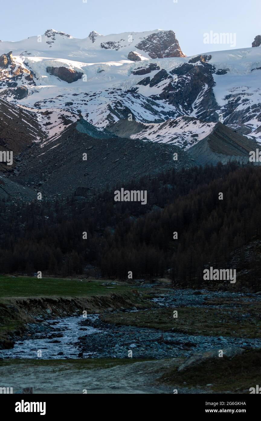 I piani di Verra inferiore un'area pianistica a metà strada dalla vetta del Monte Rosa nel nord Italia in Val d'Ayas, Aosta Foto Stock