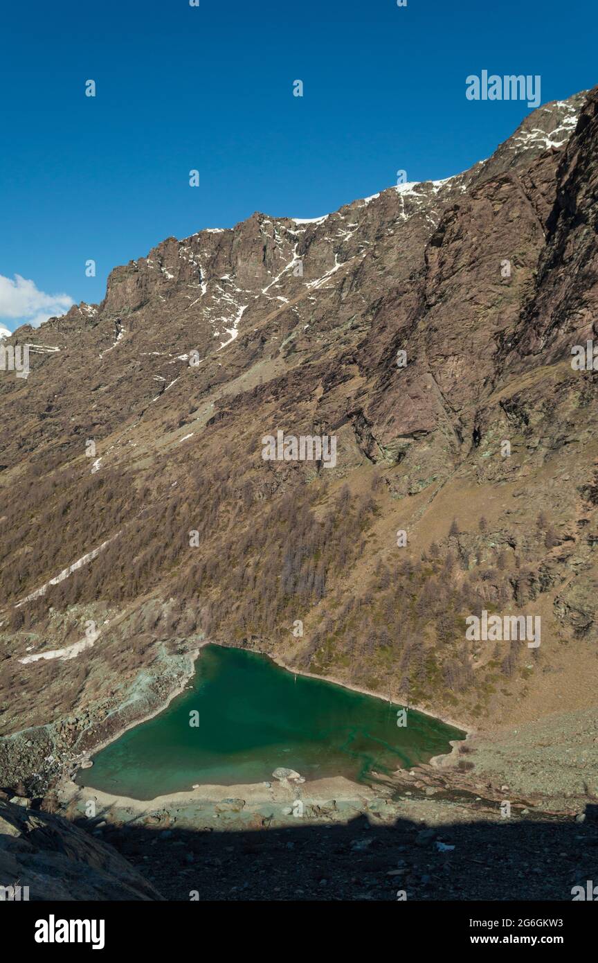 Vista panoramica del lago Blu e della Valle Ayas nell'alta Via del Monte Rosa vicino a Champoluc nelle Alpi italiane Foto Stock