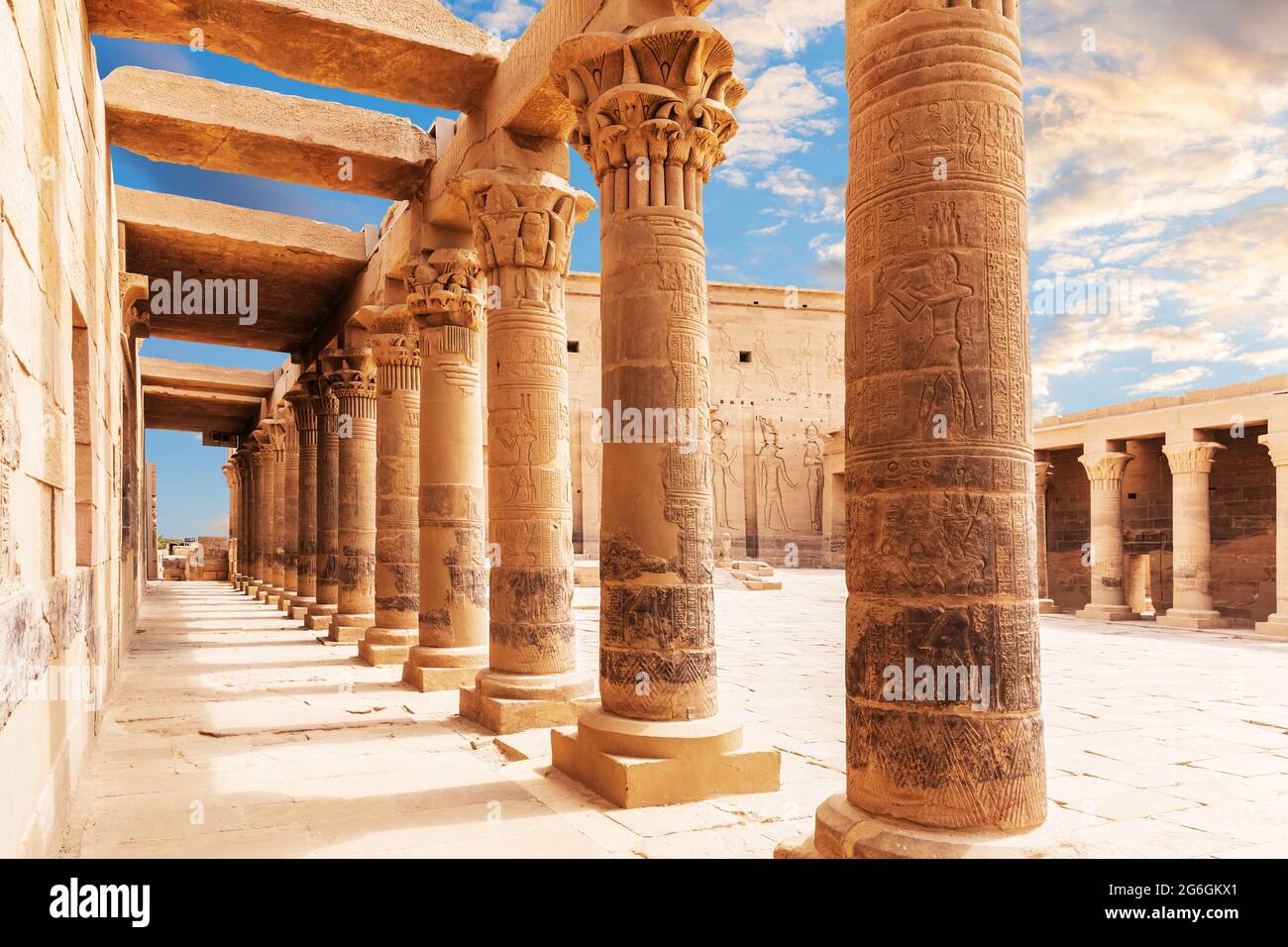 Tempio di Iside, capitali del colonnato orientale, Isola di Philae, Assuan, Egitto. Foto Stock