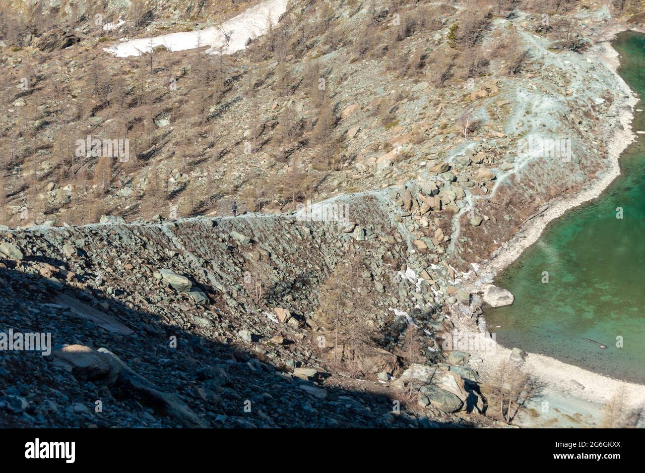 Dettaglio del ripido percorso di montagna accanto al lago blu in Val D'Ayas sul Monte Rosa nel Nord Italia Foto Stock