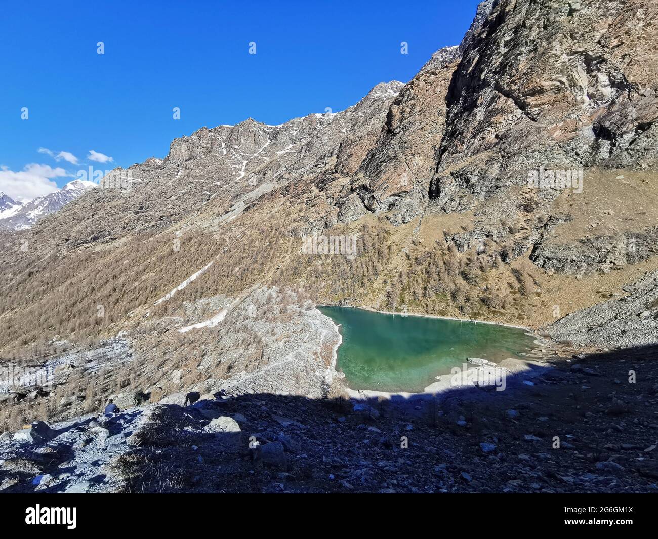 Vista panoramica del lago Blu e della Valle Ayas nell'alta Via del Monte Rosa vicino a Champoluc nelle Alpi italiane Foto Stock