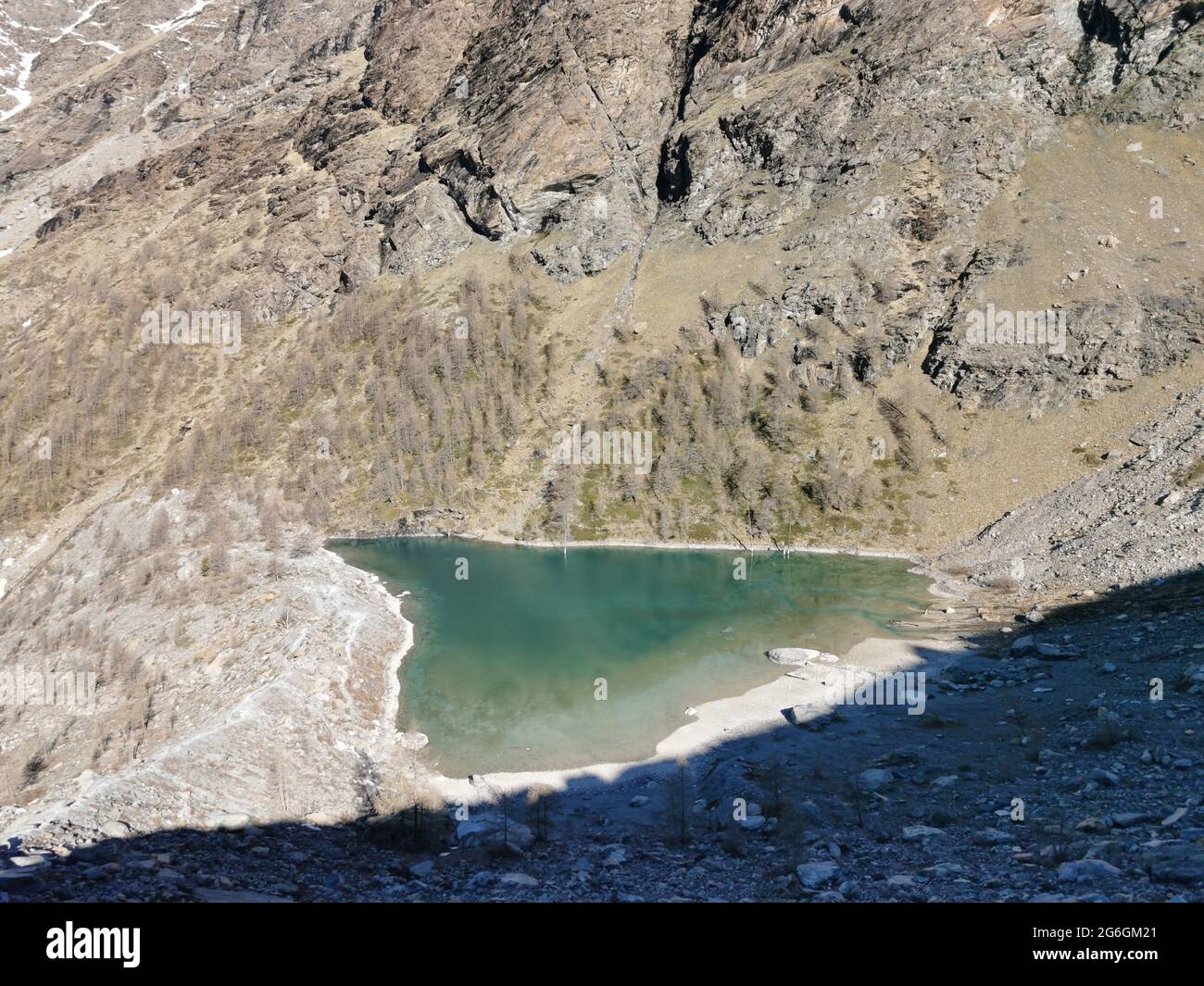 Il lago Blu nella Rosa Monut in Val d'Ayas, Valle d'Aosta in Italia, tipico paesaggio alpino Foto Stock