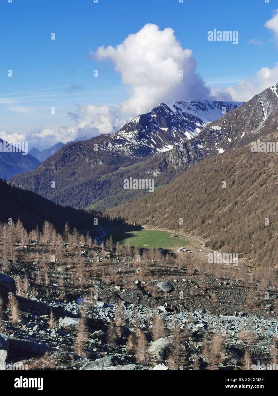 La valle di Ayas e i piani di Verra inferiore visti dal punto di vista alto del lago blu sul Monte Rosa nel nord Italia vicino Aosta Foto Stock