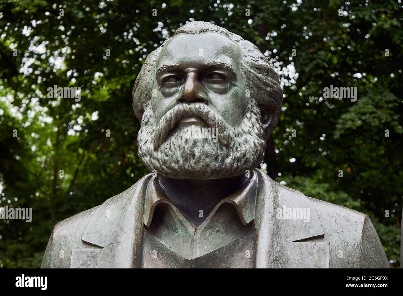 Karl Marx, Denkmal für Karl Marx und Friedrich Engels, von Ludwig Engelhardt, Teil von dem Skulpturenensemble Marx-Engels-Denkmal, Marx-Engels-Forum, Foto Stock