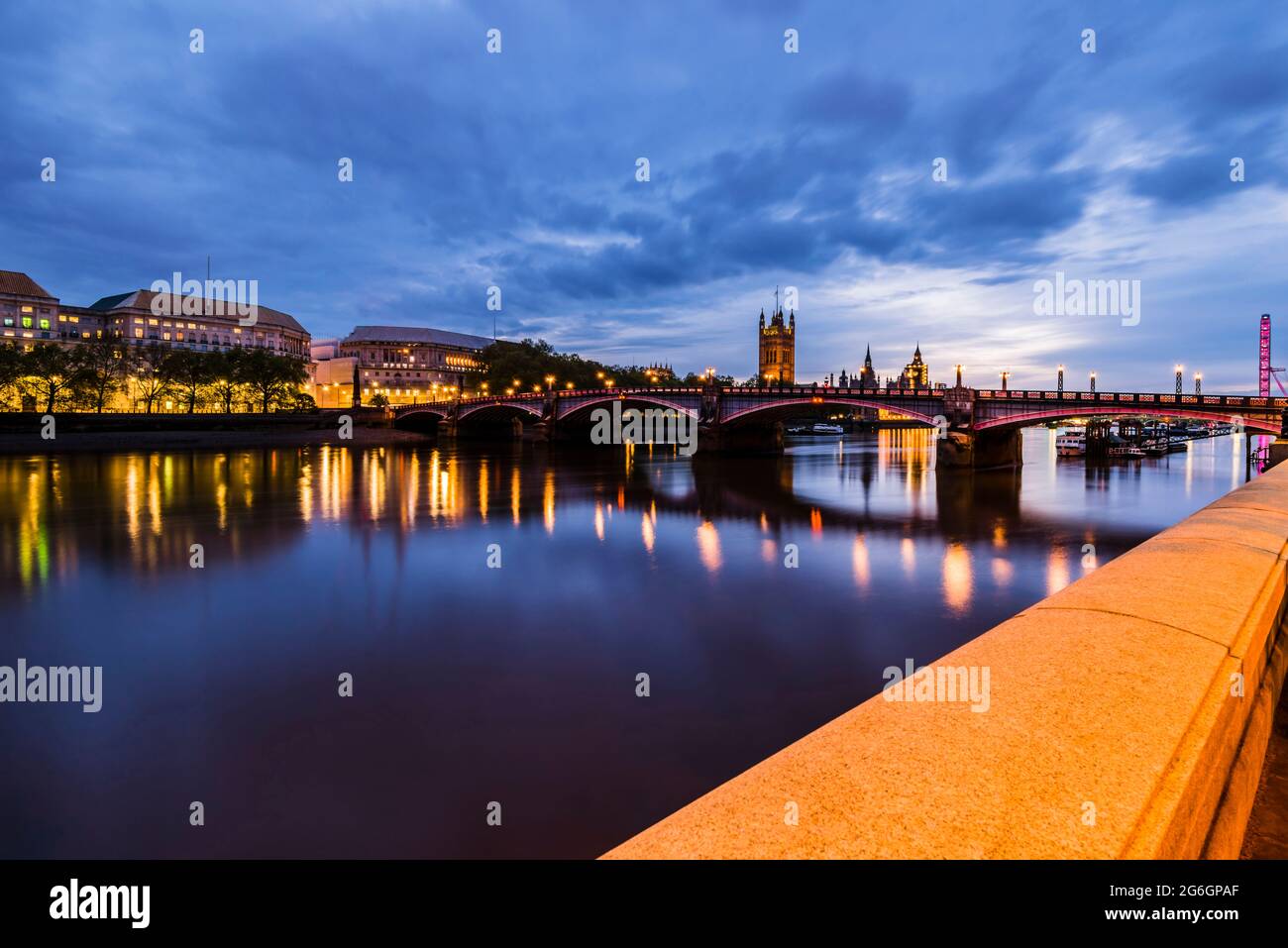 Il tramonto si illumina sul Tamigi a Lambeth Bridge, Westminster, Londra, Regno Unito Foto Stock