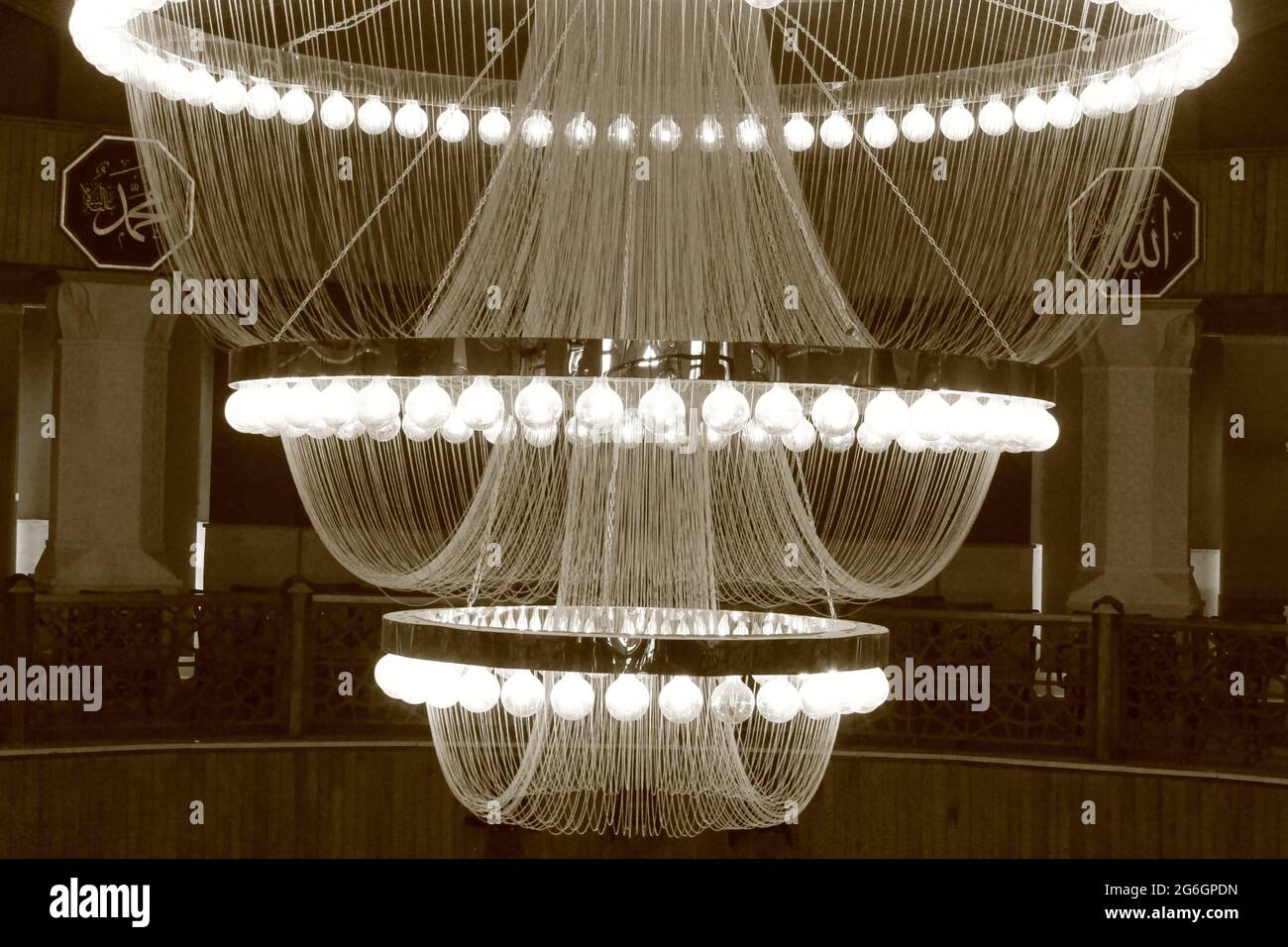 illuminazione moschea con lampadari Foto Stock