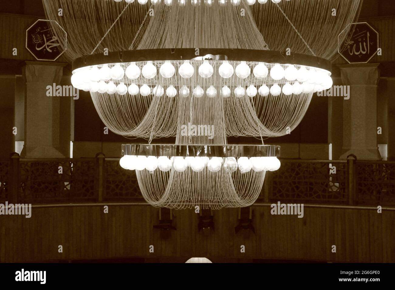 illuminazione moschea con lampadari Foto Stock
