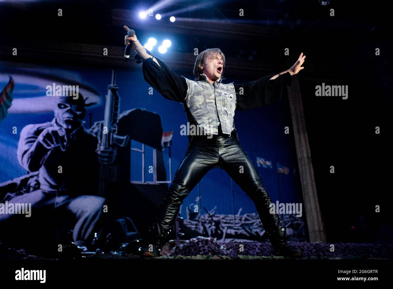 ZURIGO, HALLENSTADION, SVIZZERA: Bruce Dickinson, cantante della band inglese Iron Maiden, ha suonato in diretta sul palco all'Hallenstadion di Zurigo per il tour mondiale "Legacy of Beast" 2018 Foto Stock
