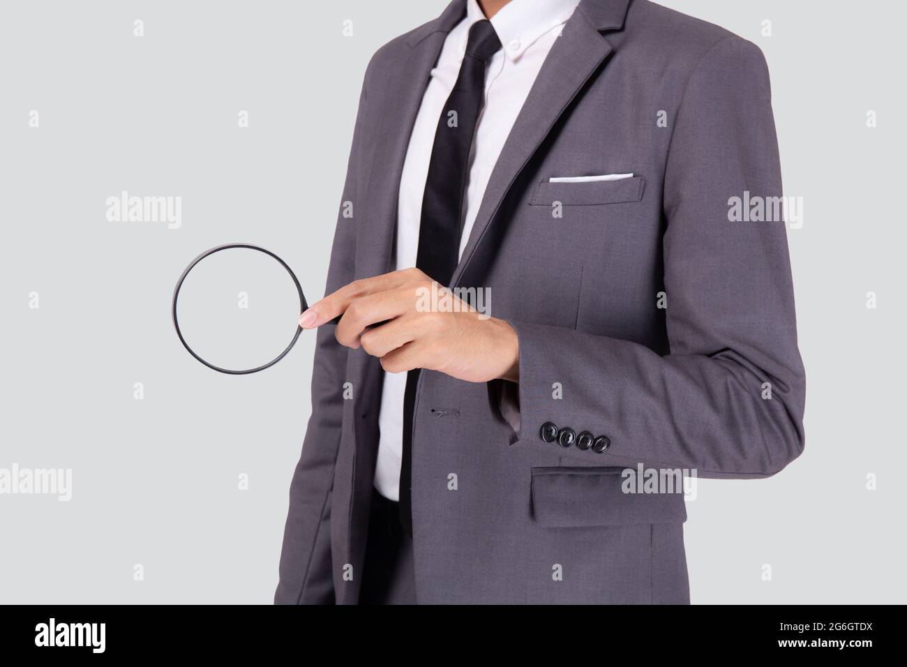 Closeup giovane uomo d'affari asiatico in tuta look lente di ingrandimento per la ricerca isolato su sfondo bianco, espressione uomo d'affari e trovare qualità, inspire Foto Stock