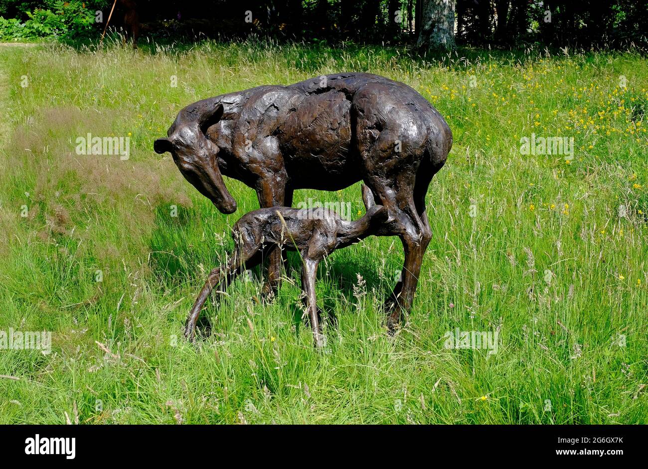 scultura di cervi nei giardini di beaulieu, hampshire, inghilterra Foto Stock