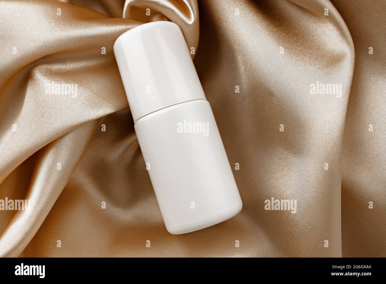 Tubo in plastica senza marchio per prodotti cosmetici. Dermocosmesi e cosmetologia mockup. Branding identità mockup concetto Foto Stock