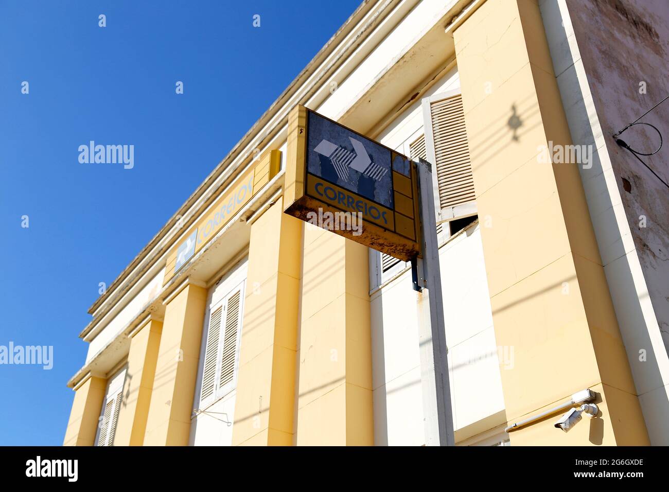 Desterro de Entre Rios, Minas Gerais, Brasile - 03 luglio 2021: Edificio giallo dell'ufficio postale all'interno di Minas Gerais Foto Stock