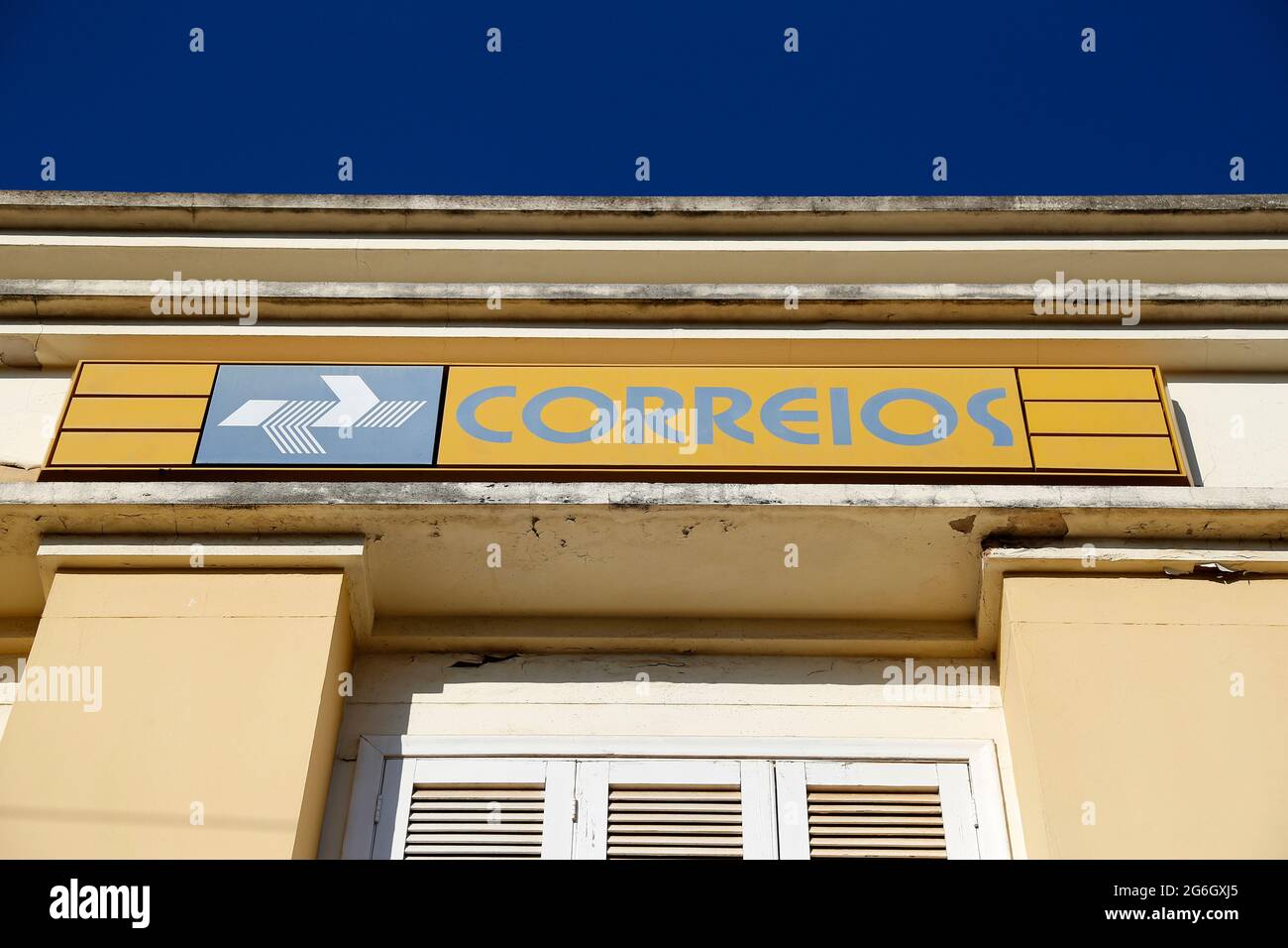 Desterro de Entre Rios, Minas Gerais, Brasile - 03 luglio 2021: Insegna con logo dell'ufficio postale Foto Stock