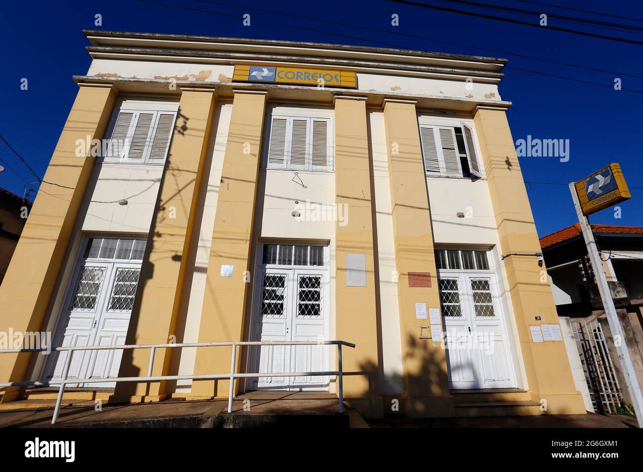 Desterro de Entre Rios, Minas Gerais, Brasile - 03 luglio 2021: Edificio giallo dell'ufficio postale all'interno di Minas Gerais Foto Stock