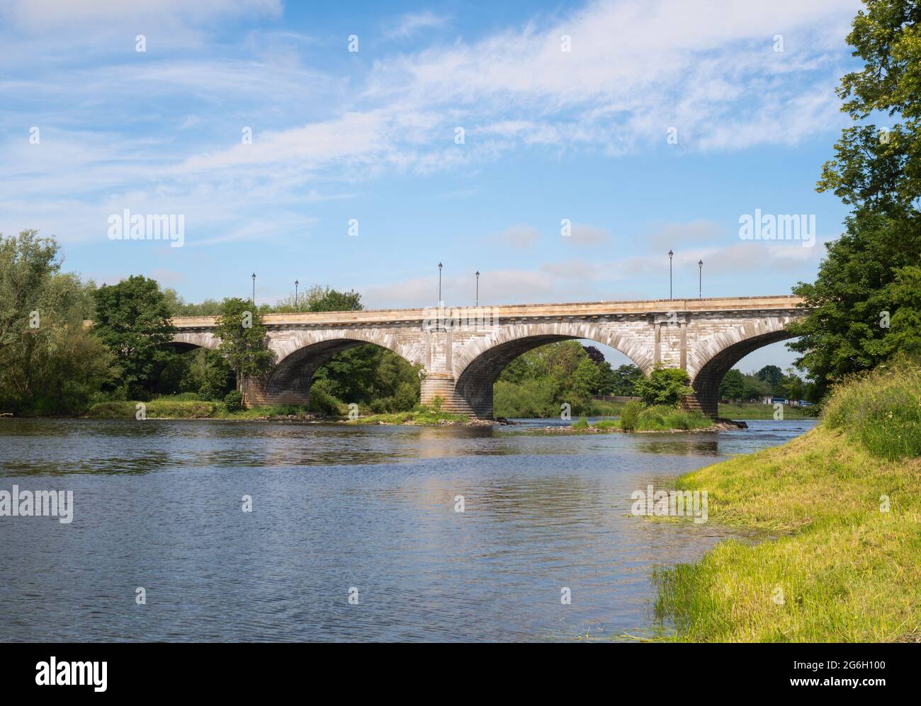 Kelso Bridge, o Rennie's Bridge, un ponte ad arco in pietra del XIX secolo sul fiume Tweed a Kelso, Scottish Borders, Scozia, Regno Unito Foto Stock