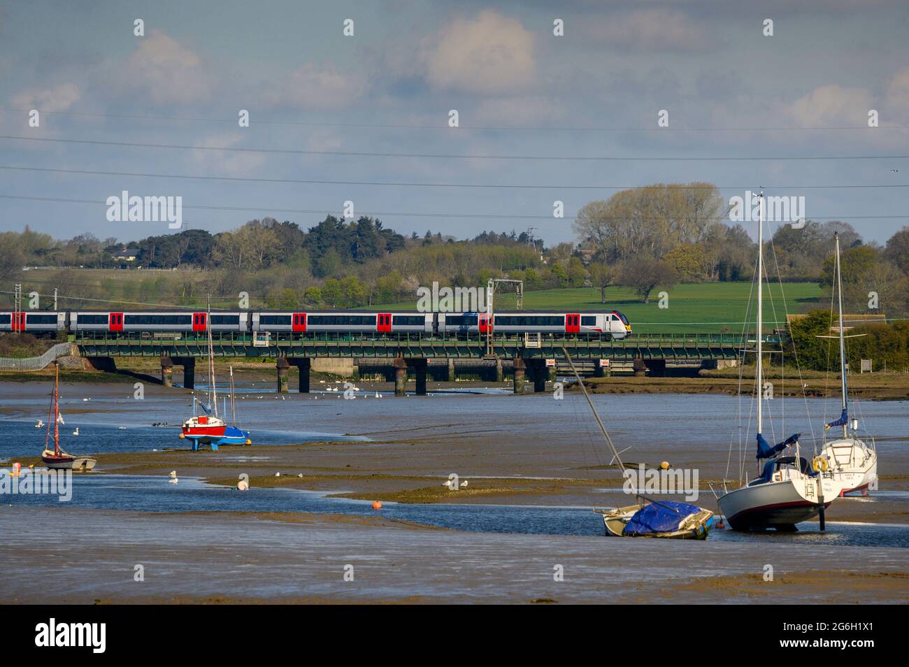 Treno passeggeri di classe 745 nella livrea di Greater Anglia che attraversa il Viadotto di Manningtree, attraverso il fiume Stour, Essex, Inghilterra. Foto Stock