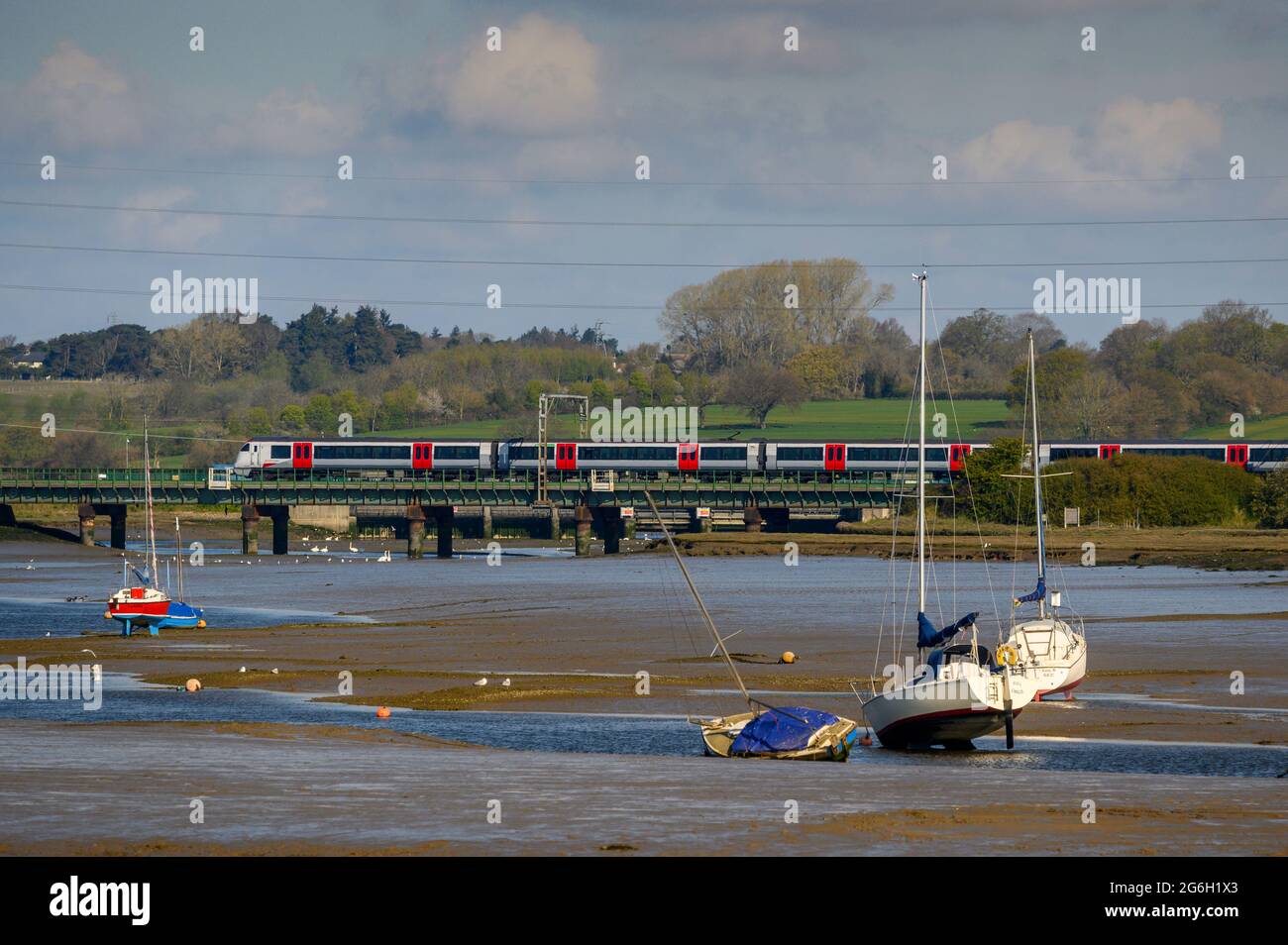 Treno passeggeri di classe 745 nella livrea di Greater Anglia che attraversa il Viadotto di Manningtree, attraverso il fiume Stour, Essex, Inghilterra. Foto Stock