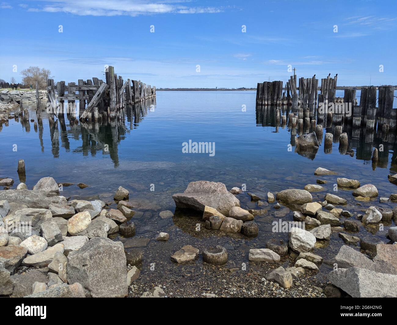 Una rovina sul molo sulle Shores del fiume St Laurence a Prescott, Ontario, Canada. Foto Stock