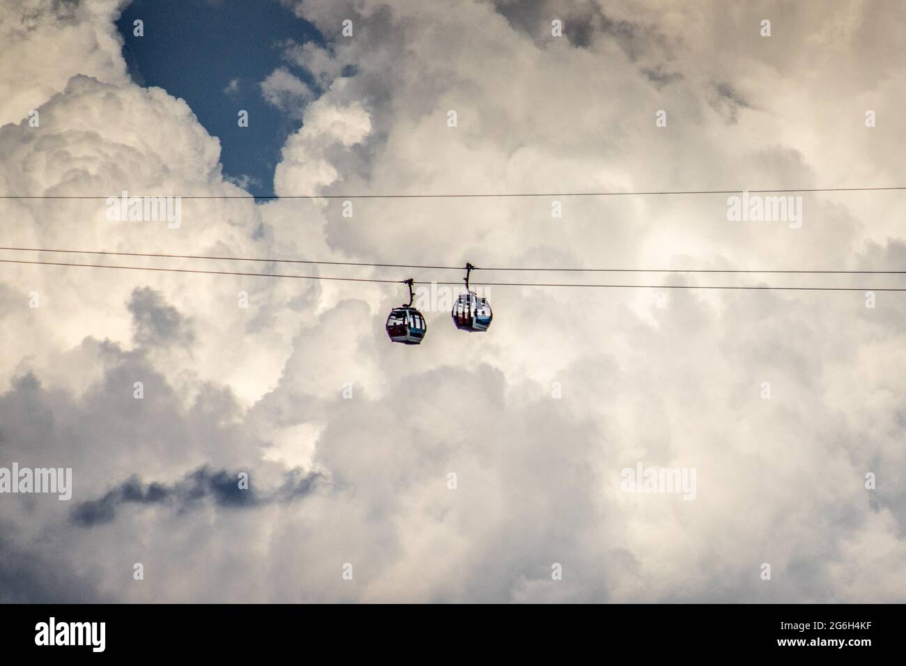Emirates Air Line Cable Cars nelle nuvole Foto Stock