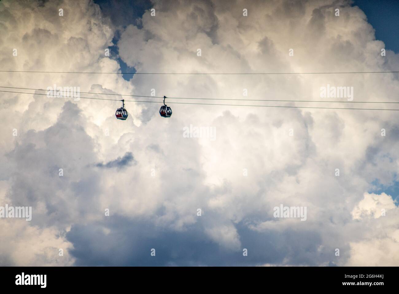Emirates Air Line Cable Cars nelle nuvole Foto Stock