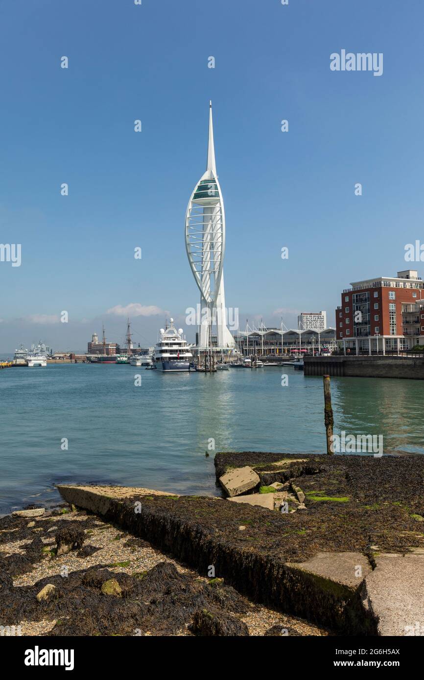 La Spinnaker Tower è un punto di riferimento nel porto di Portsmouth, Portsea Island, Hampshire, Inghilterra, Regno Unito Foto Stock