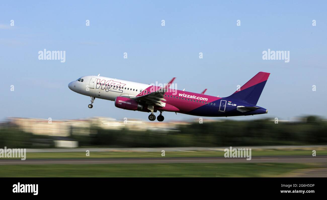 KIEV, UCRAINA - 24 GIUGNO 2021 - UN aereo Wizz Air decolli dall'aeroporto internazionale Igor Sikorsky di Kiev (Zhuliany), capitale dell'Ucraina. Foto Stock