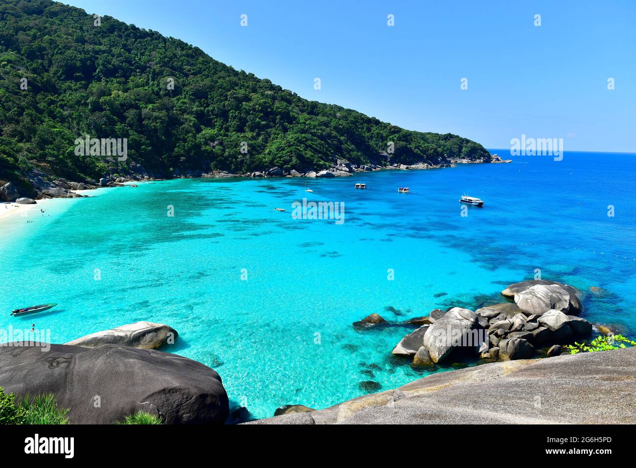 Vista dall'alto dalla cima della collina sull'isola di Similan in Thailandia, la spiaggia è spesso visitata da tour di immersione Similan e snorkeling Foto Stock