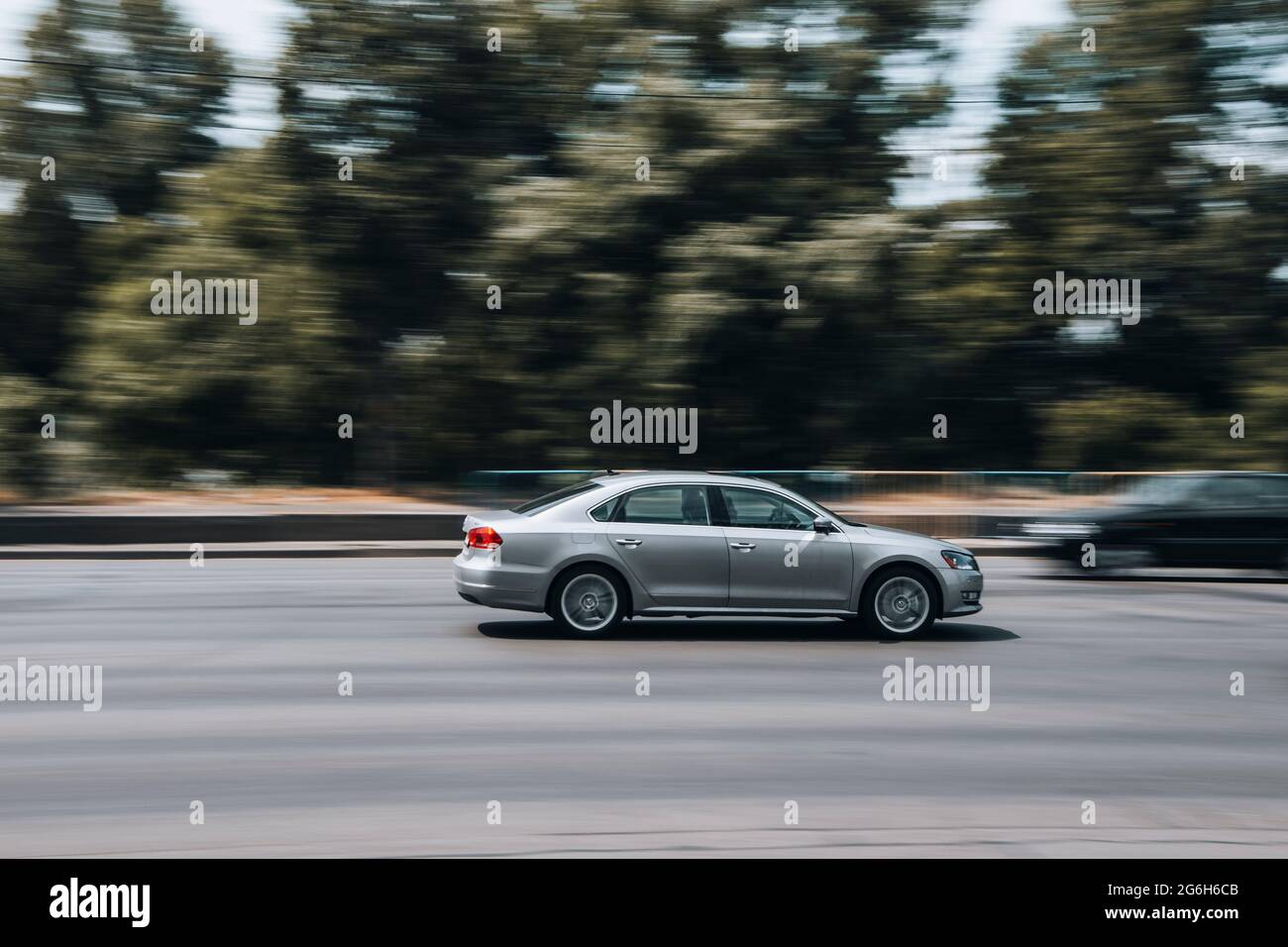 Ucraina, Kiev - 27 giugno 2021: Auto Volkswagen argento in movimento per la strada. Editoriale Foto Stock