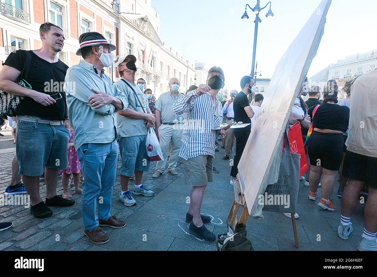 Un Protester contro la presunta predominanza del catalano nel corso  spagnolo è visto che protestavano coperto con un flag durante la  dimostrazione. Più di 1.500 persone chiamato dagli enti a favore della