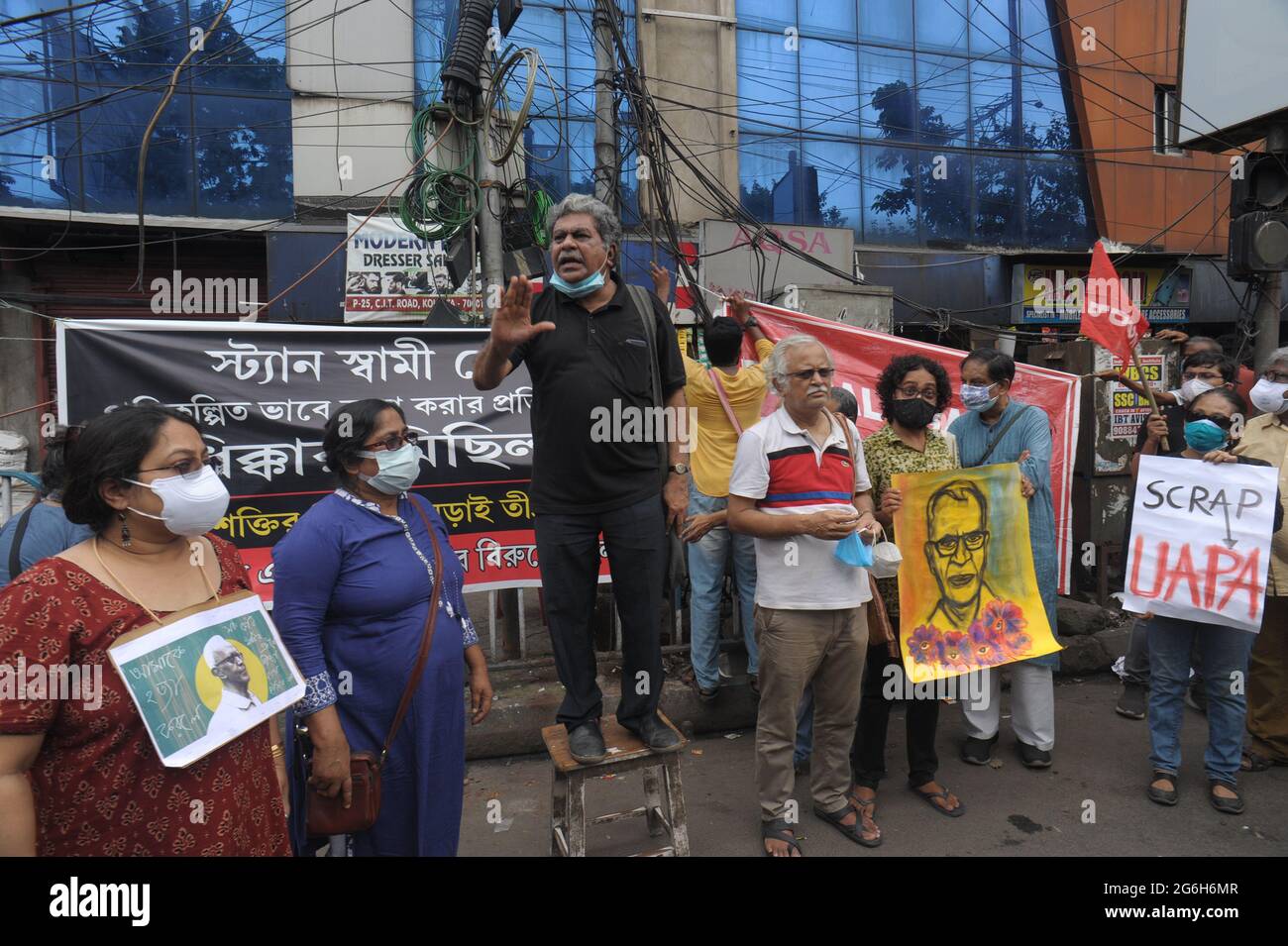 Kolkata, India. 06 luglio 2021. Attivisti per i diritti umani protestano contro la morte di Padre Stan Swamys a Kolkata. (Foto di Sandip Saha/Pacific Press) Credit: Pacific Press Media Production Corp./Alamy Live News Foto Stock