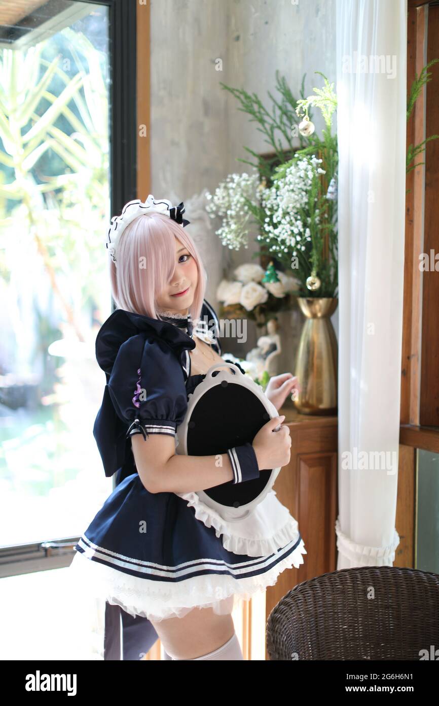 ritratto di ragazza con costume da cameriera giapponese in un ristorante d'epoca Foto Stock