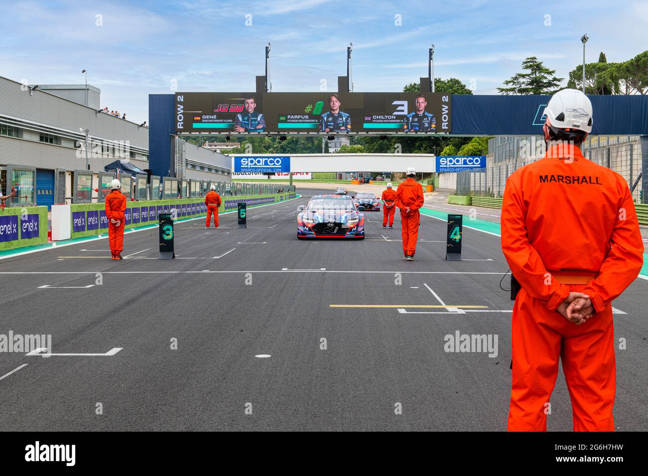 Vallelunga, Italia, giugno 19 2021, Campionato ETCR puro. Maresciallo Motorsport in attesa di gare automobilistiche touring sul circuito di partenza griglia Foto Stock