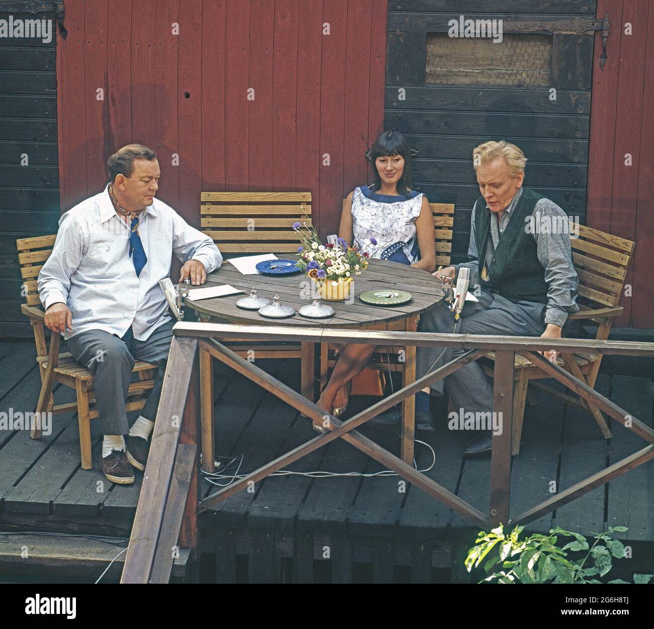 Scrittore svedese per Anders Fogelström in studio televisivo insieme agli attori monica nilsen e ake gronberg,1965 Foto Stock