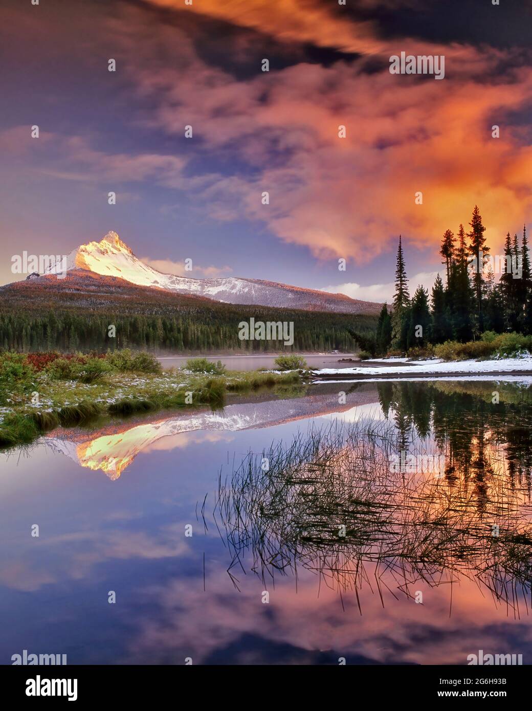 Mount Washington riflessione nel Lago Grande. Oregon. Foto Stock