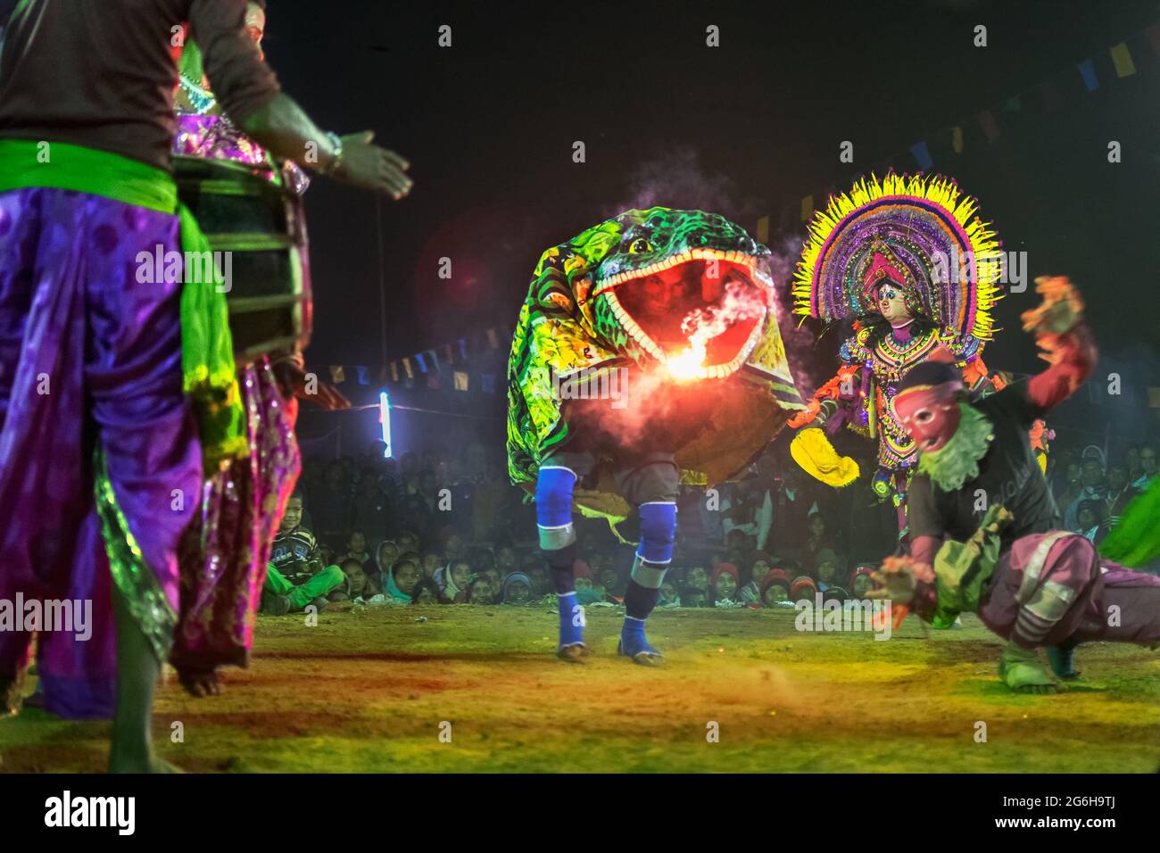 BAMNIA, PURULIA, BENGALA OCCIDENTALE , INDIA - 23 DICEMBRE 2015 : Danzatrice vestita come coccodrillo sta agendo come uccisione di persone, Chhau Dance festival. È un ver Foto Stock