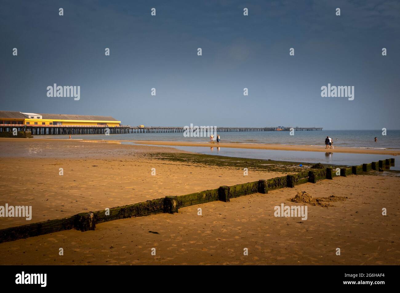 Spiaggia di Walton Pier, Walton-on-the-Naze, Essex, Inghilterra - 15 agosto 2020 Foto Stock