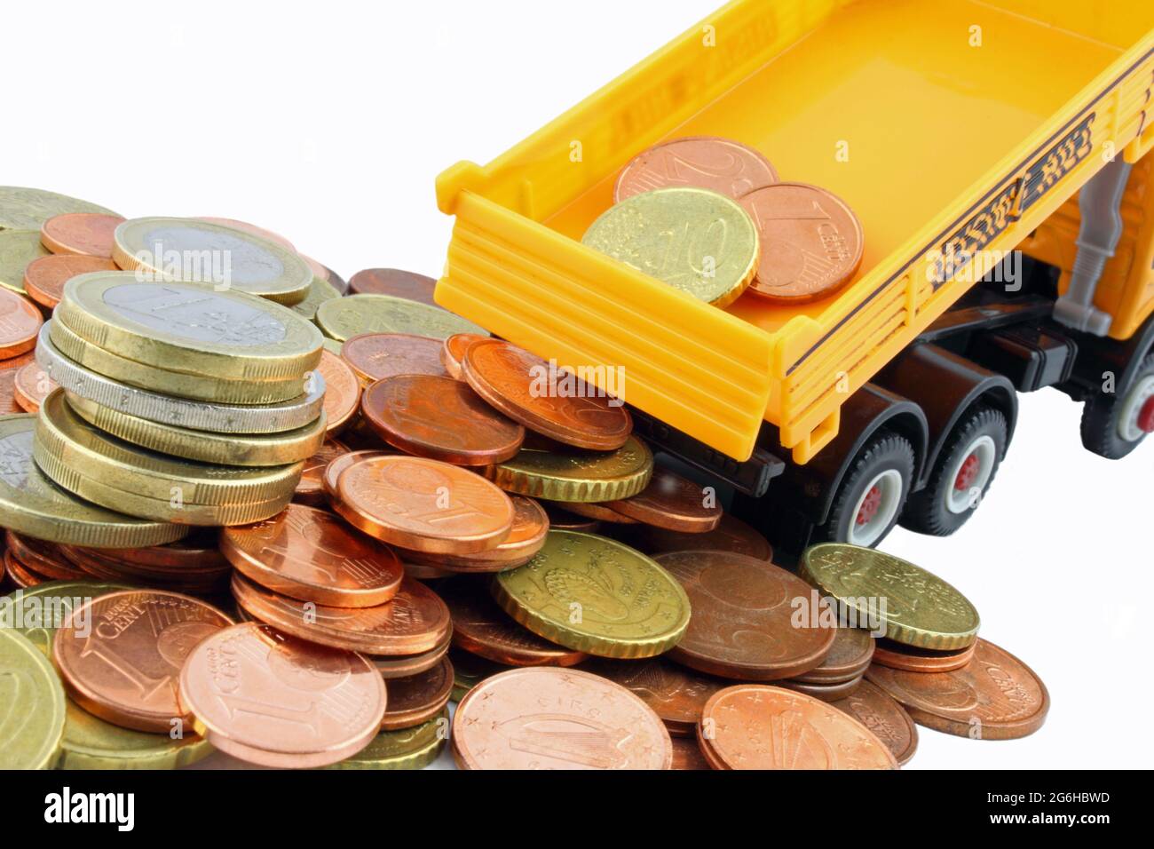 Un mucchio di monete in euro da un camion dumper, formando una montagna di soldi. Foto Stock