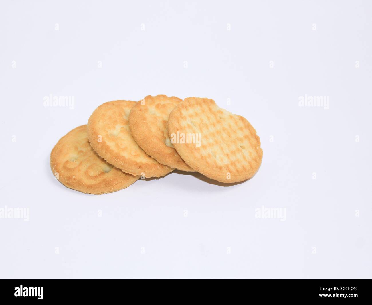 diverse pile di biscotti su sfondo bianco. Foto Stock