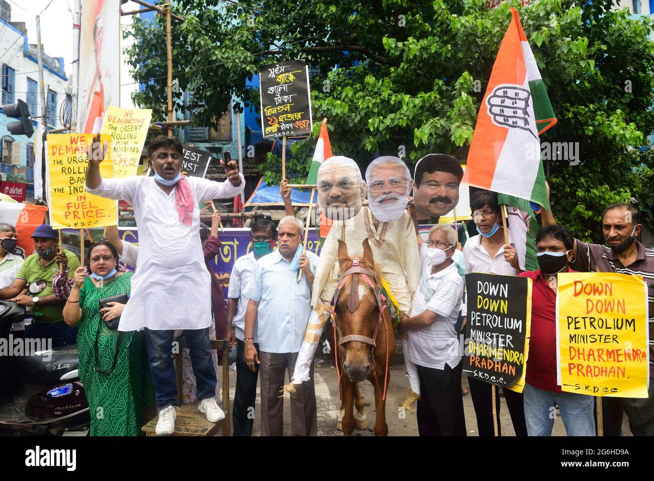 Kolkata, India. 06 luglio 2021. I lavoratori del partito del Congresso mostrano cartelli e slogan di canto in protesta contro il governo del Bharatiya Janata Party (BJP) a seguito di un aumento del prezzo del carburante in India. In diversi stati e città il prezzo è andato oltre 1.34 dollari (100 rupie). I leader del Congresso e i lavoratori manifestano una protesta contro il governo dell'Unione per l'aumento del carburante a Kolkata. Credit: SOPA Images Limited/Alamy Live News Foto Stock