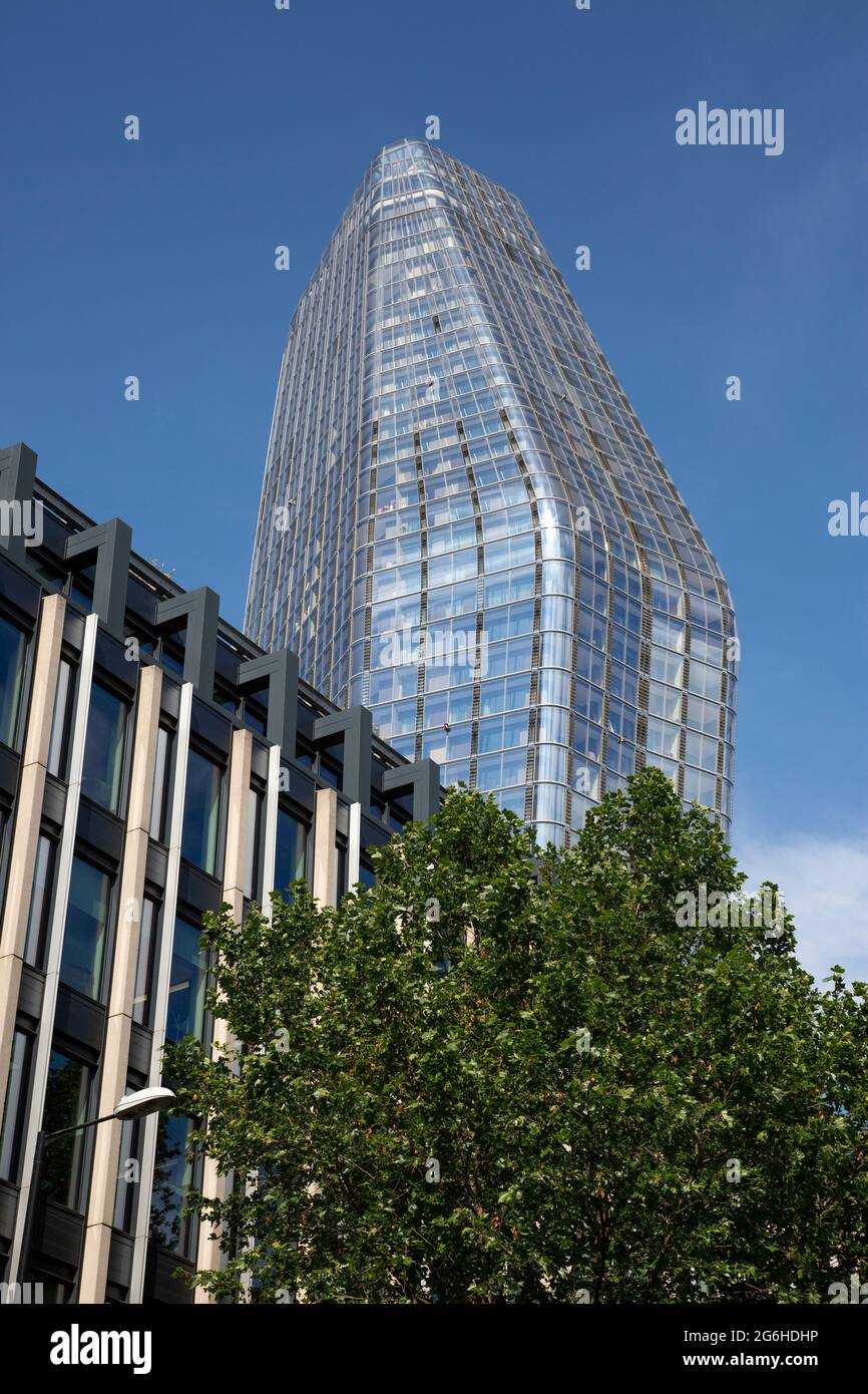 One Blackfriars è uno sviluppo ad uso misto, conosciuto in modo informale come The Vase o The Boomerang a causa della sua forma. Architetto Ian Simpson, 2018. Londra, Regno Unito. Foto Stock