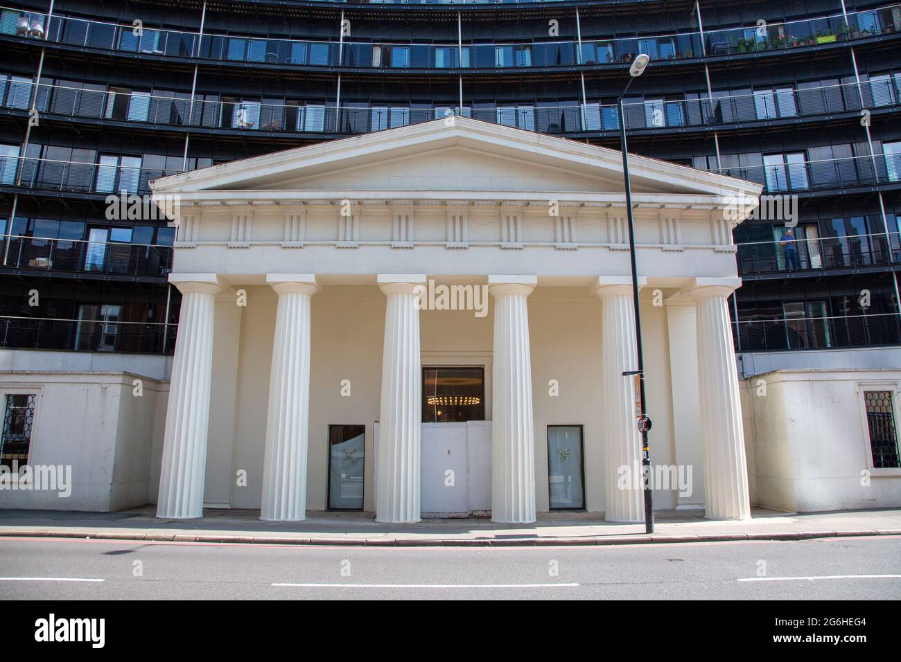 Facciata di 57 Stamford Street - e un edificio di appartamenti a 8 piani la cui entrata consiste nel portico di una Cappella unitaria, costruita nel 1821. Londra. Foto Stock