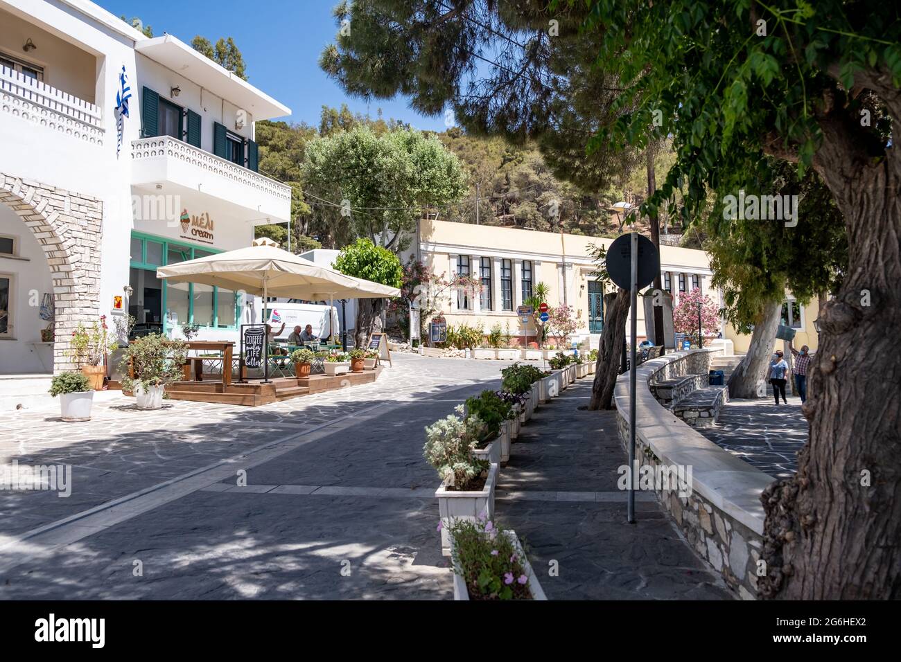 Isola di Lefkes Paros, Cicladi, Grecia. 26 maggio 2021. La piazza principale della città acciottolato strade strette natura negozi caffè taverna. Shopping, relax, escl Foto Stock