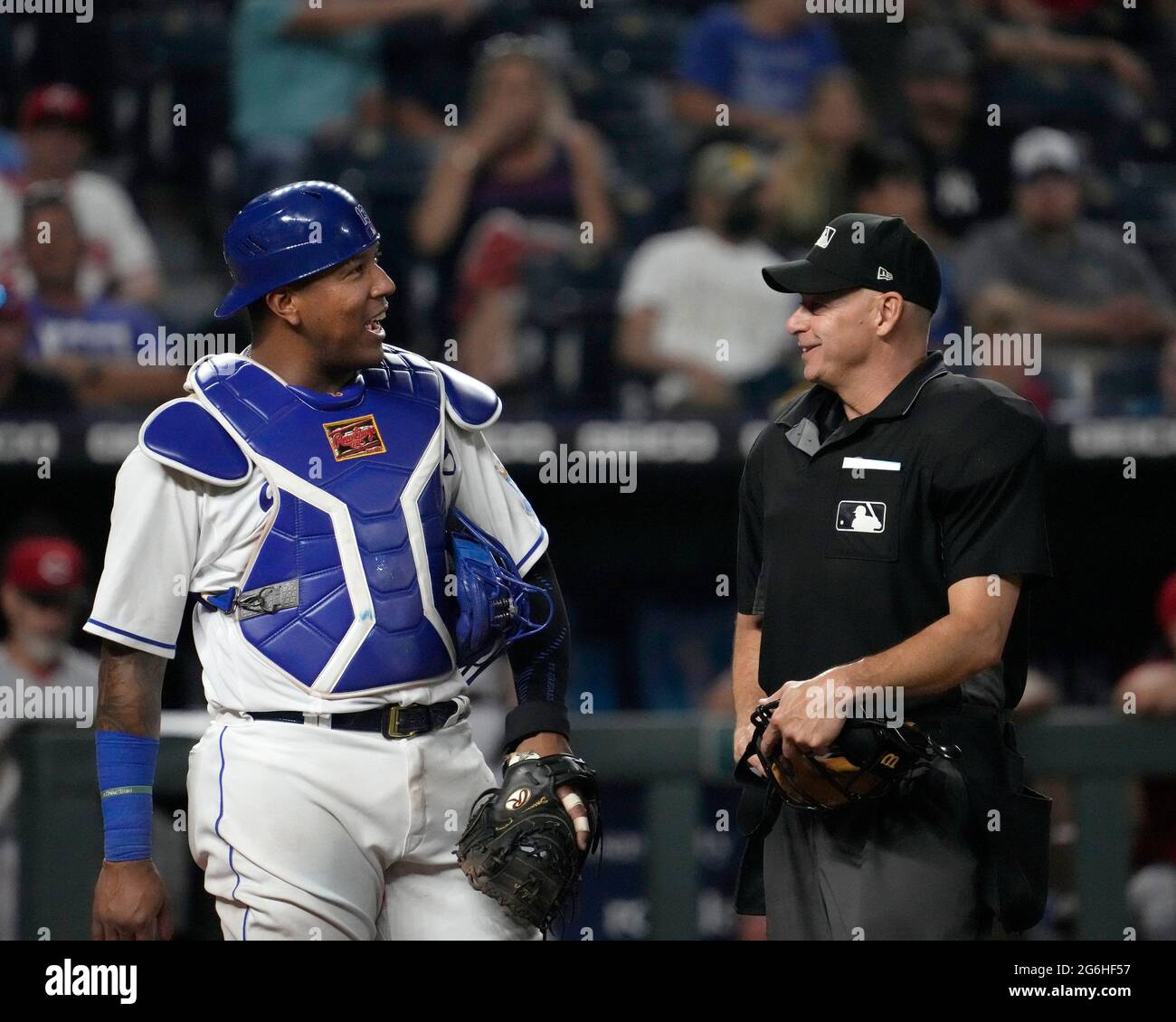 Kansas City, Missouri, Stati Uniti. 05 luglio 2021. Il catcher dei Kansas City Royals Salvador Perez (13) parla delle cose con il suo umpire Andy Fletcher durante una pausa nell'azione al Kauffman Stadium di Kansas City, Missouri. Reds sconfisse Royals 6-2. Jon Robichaud/CSM/Alamy Live News Foto Stock