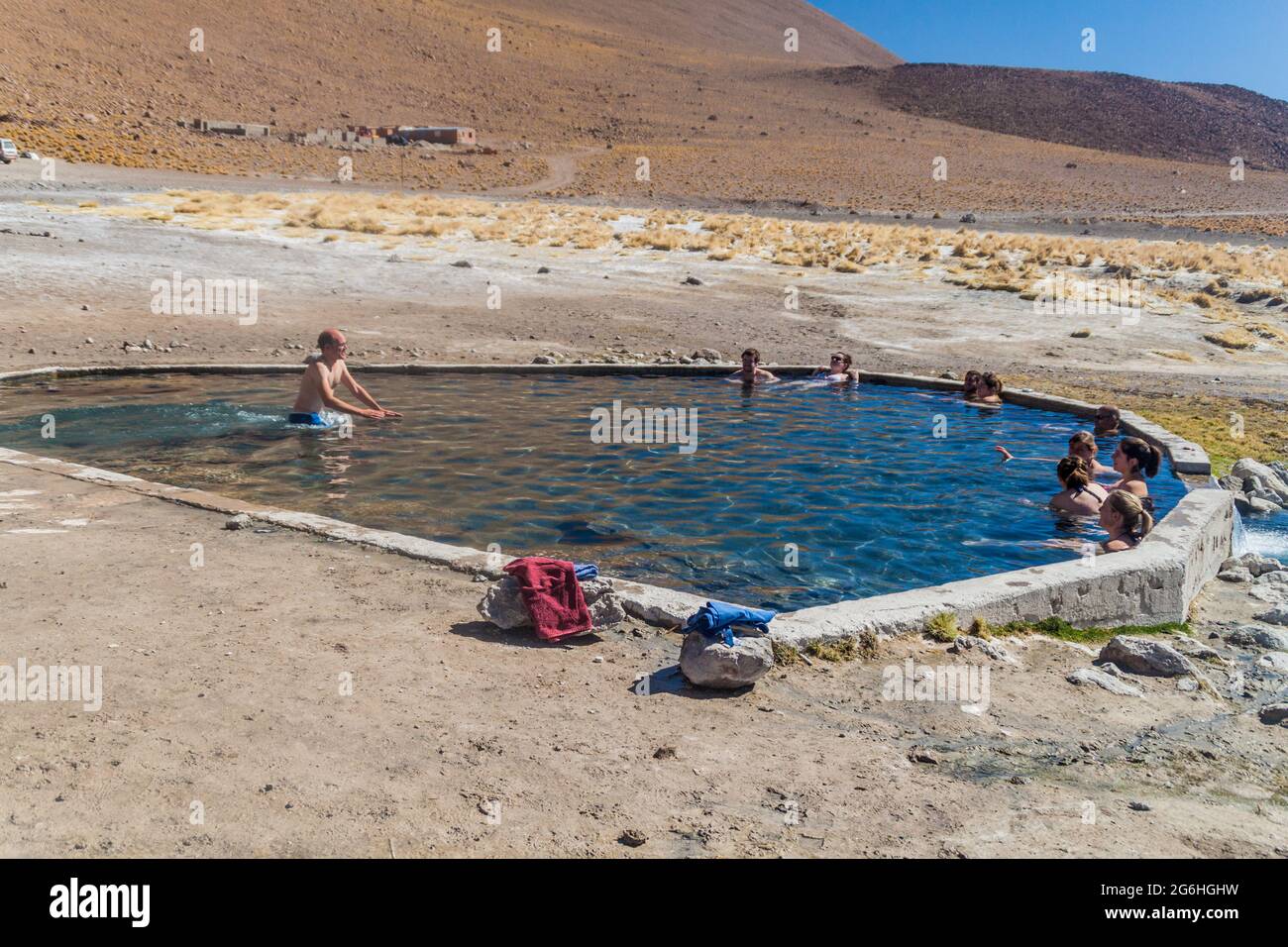 TERMAS DE POLQUES, BOLIVIA - 15 APRILE 2015: La gente gode il bagno in una sorgente termale Termas de Polques, Bolivia Foto Stock