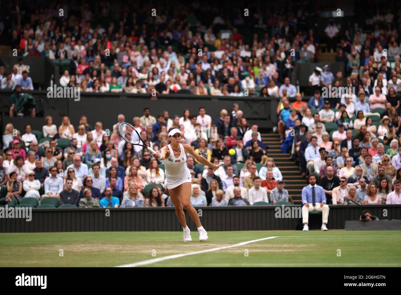 I fan possono vedere Ajla Tomljanovic durante la partita finale di Her Ladies contro Ashley Barty il giorno otto di Wimbledon presso l'All England Lawn Tennis and Croquet Club di Wimbledon. Data immagine: Martedì 6 luglio 2021. Foto Stock