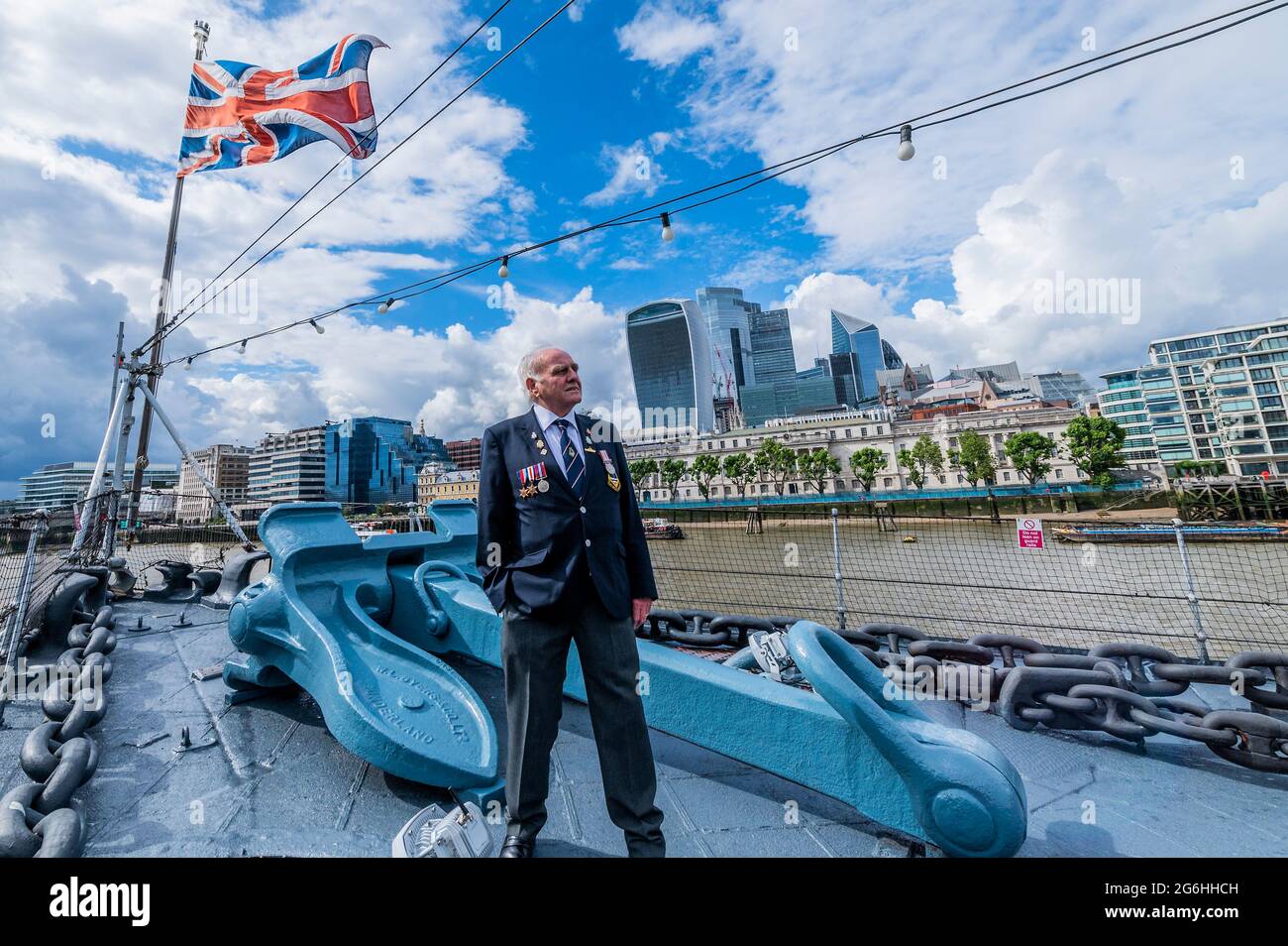 Londra, Regno Unito. 6 luglio 2021. Sul foredeck recentemente rinnovato - Bernie Bristoll un operatore radio e Chief Petty Officer nella Royal Navy, servito sulla nave per 2 anni. L'Imperial War Museums (IWM) HMS Belfast riapre dopo il suo arresto Covid e dopo il rinnovo di molti degli schermi. Credit: Guy Bell/Alamy Live News Foto Stock