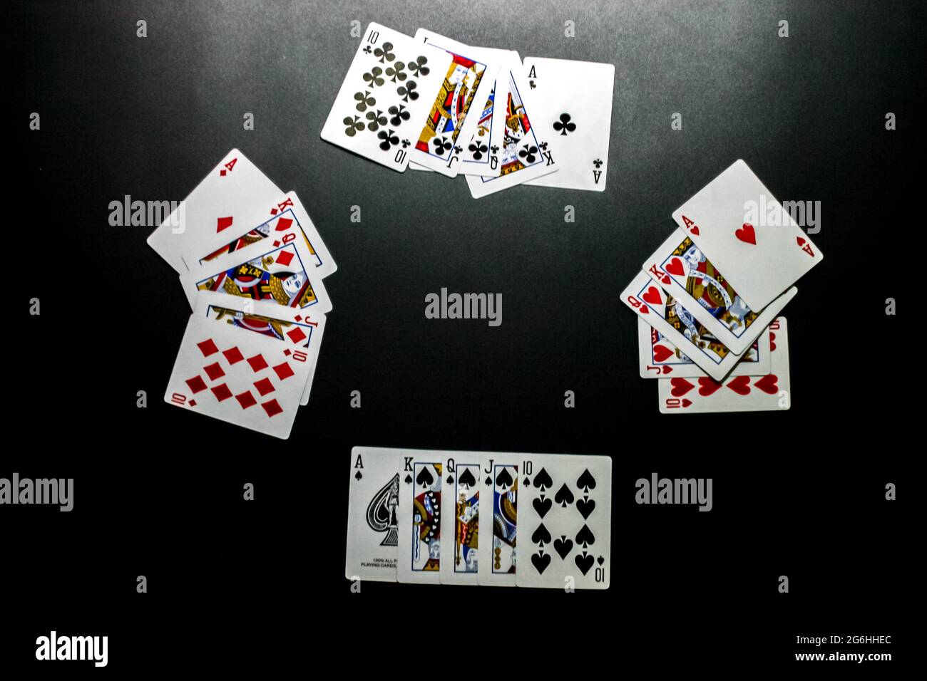 Disposizione delle carte da gioco su sfondo nero Foto Stock