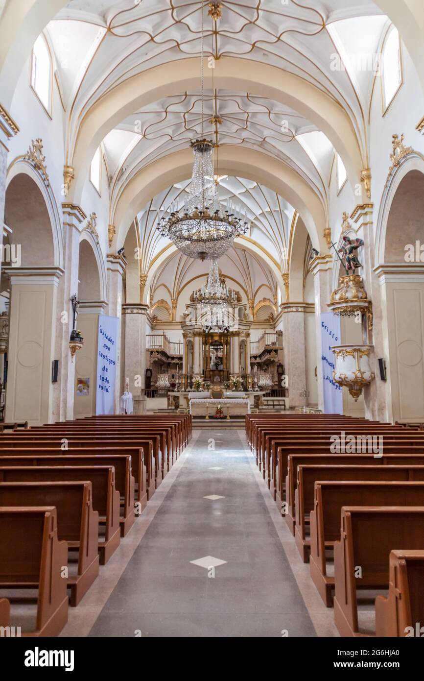 SUCRE, BOLIVIA - 22 APRILE 2015: Interno della chiesa di Templo Nuestra Senora de la Merced a Sucre, capitale della Bolivia. Foto Stock