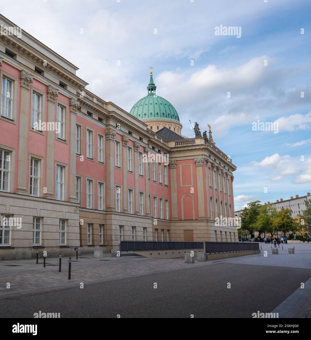 Potsdam City Palace - Landtag di Brandeburgo con la chiesa di San Nicola sullo sfondo - Potsdam, Germania Foto Stock